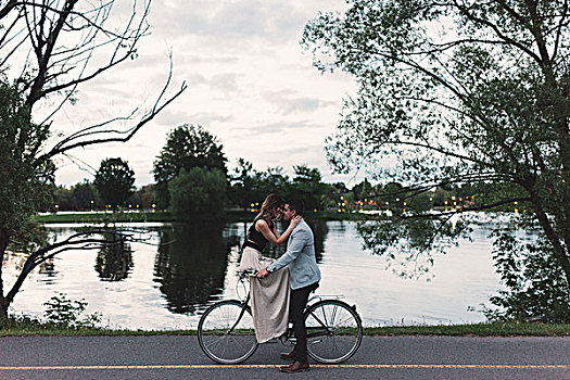 浪漫,年轻,情侣,自行车,面对面,湖,黄昏
