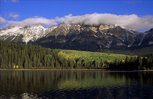 金字塔,湖,落基山脉,碧玉国家公园,艾伯塔省,加拿大