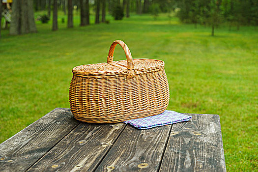 野餐篮,蓝色,白色,方格,桌布,木桌子,夏天,公园,草坪,背景