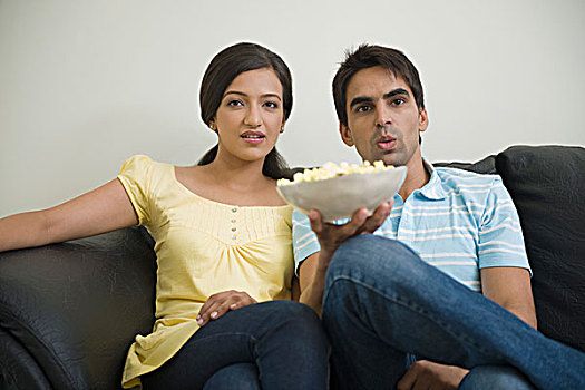 伴侣,看电视,吃,爆米花