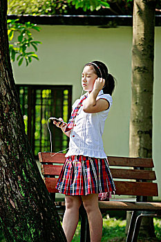 小学女生在听音乐