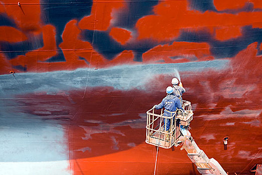 山海关船厂内职工在给船舶喷漆