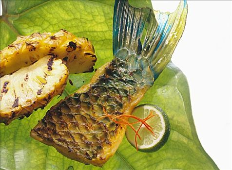 烤制食品,鹦嘴鱼,肉片,菠萝,叶子