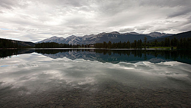 湖,阴天,天空,碧玉国家公园,艾伯塔省,加拿大