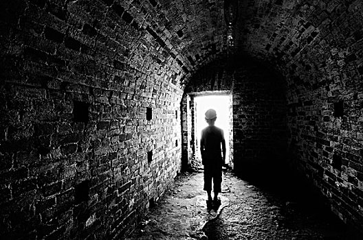 年轻,男孩,站立,一个,砖,隧道,鲜明,亮光,赫尔辛基
