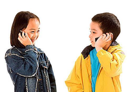 两个孩子,交谈,手机,白色