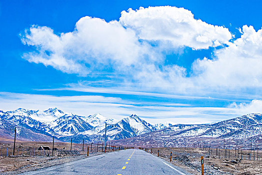 新疆,雪山,山脉,蓝天,白云,公路