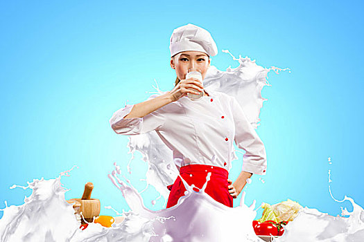 亚洲女性,烹饪,牛奶,红色,围裙,彩色背景,喝