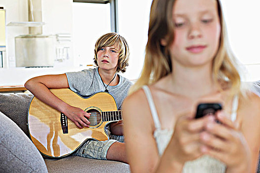 少男,演奏,吉他,姐妹,手机