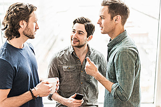 三个男人,站立,交谈,一个,一杯咖啡,机智,电话
