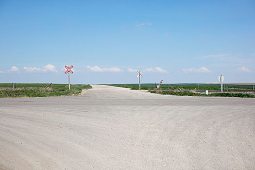 铁道口,乡村道路,农田