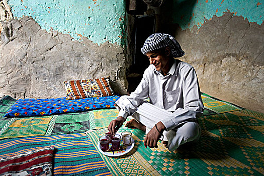 男青年,坐在地板上,盘子,茶,锡瓦绿洲,埃及,非洲