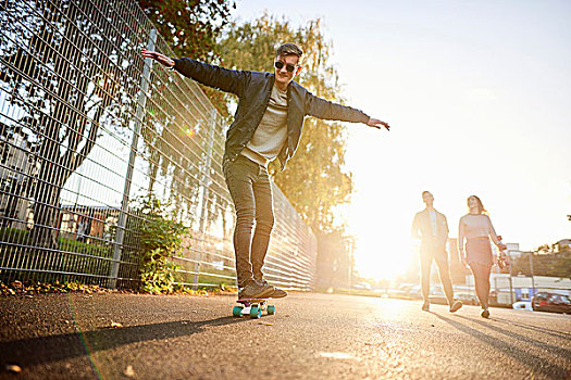 男青年,玩滑板,滑板,日光,街道
