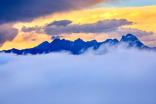 高原,落日,云海,雪山