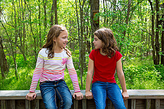 孩子,姐妹,朋友,交谈,放松,坐,丛林,公园,树林,户外