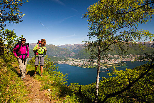 两个女人,远足,高,小路,蒙特卡罗,远眺,三角洲,阿斯科纳,洛迦诺,瑞士,提契诺河,欧洲