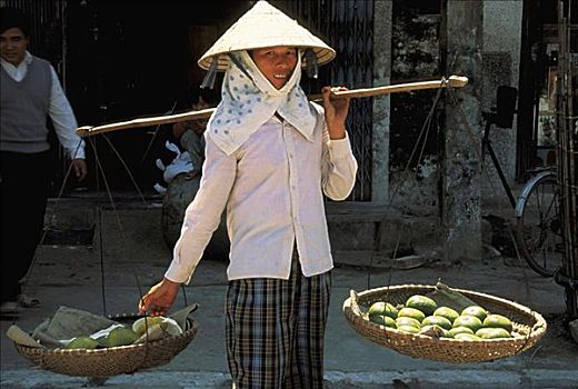 越南,河内,女人,拿着,篮子,农产品,上方,肩部,街上
