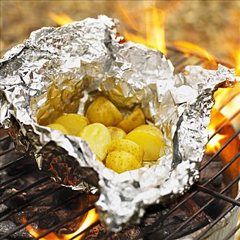 土豆,铝箔,烧烤