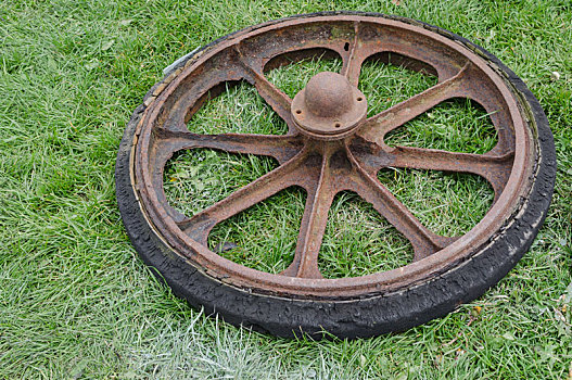 旧式,坚实,橡胶,马车车轮,草地