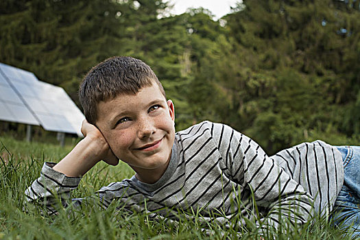 男孩,卧,草,旁侧,太阳能电池板