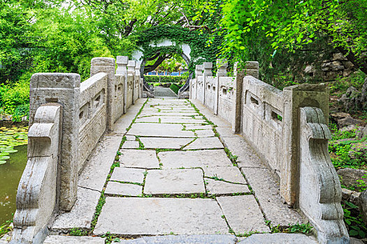 山东省青州古城偶园内的古石桥