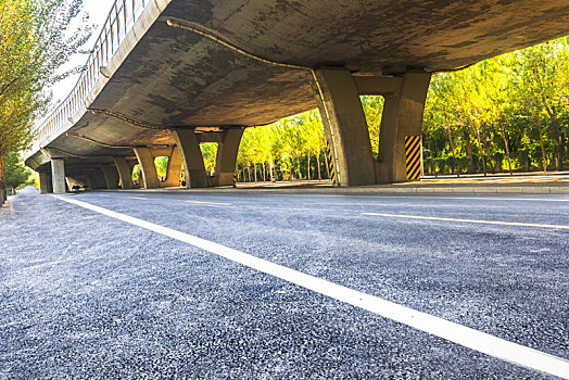 逆光下,立交桥下的沥青道路,汽车广告道路素材