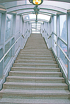 现代透明的楼梯