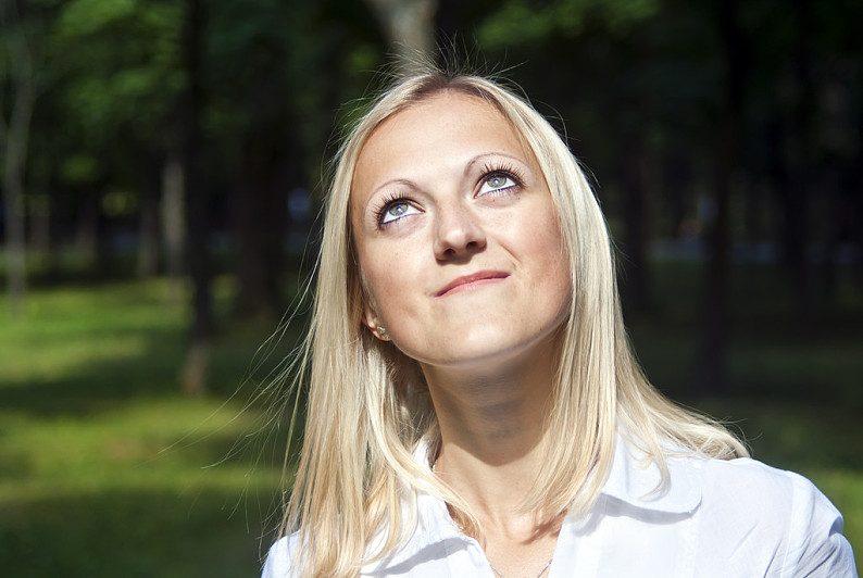 女孩,看,向上,自然,美女,仰视_高清图片_全景视觉