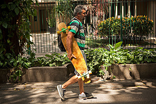 成熟,男人,漫步,人行道,滑板,里约热内卢,巴西