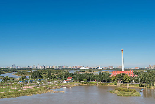 中国哈尔滨松花江边建筑树林草地