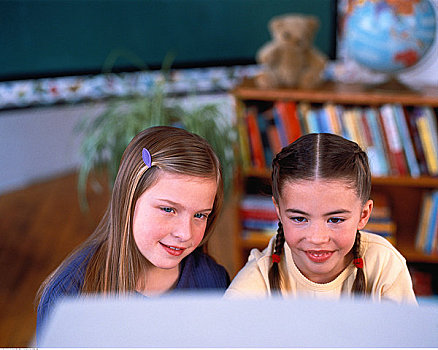 女孩,用电脑,教室