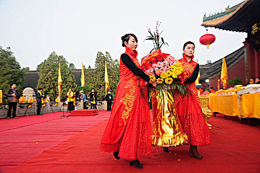 太昊陵祭祀活动中敬献花篮