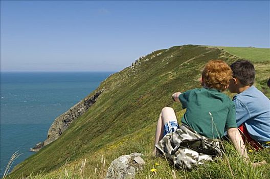 英国,威尔士,彭布鲁克郡,两个男孩,坐,向外看,上方,湾,爱尔兰海,头部