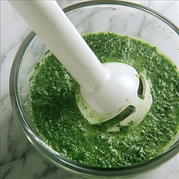 混合,绿色,草药调味汁,浓汤,手持搅拌器