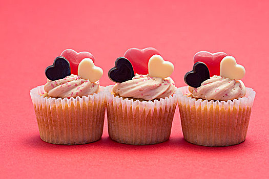 三个,情人节,杯形蛋糕,排列,粉色背景