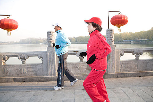 在北海公園內健身的夫婦