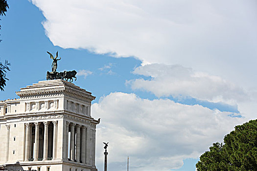 罗马威尼斯宫顶部战车雕塑及白云