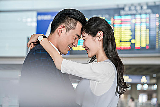 年轻情侣在机场