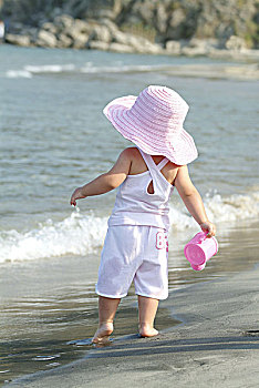 幼儿,洒水壶,海滩,海洋,人,孩子,女孩,1-2岁,全身,赤足,帽子,太阳帽,大,头饰,短裤,衬衫,水,夏天,户外,度假,休闲,沙滩