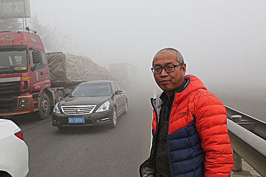 春运首日苏北遭遇大雾高速封闭人员车辆滞留