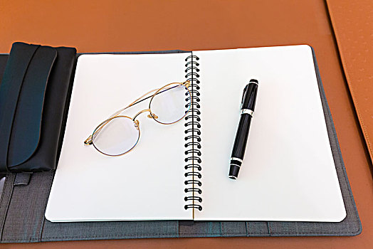眼镜钢笔笔记本