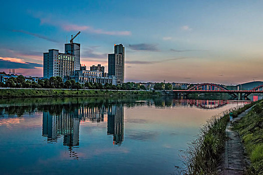 全景,建筑群,高楼,河,灯,夜景,夕阳,倒影,云霞,乌云,城市夜景,草,剪影,风光,水面,奇景