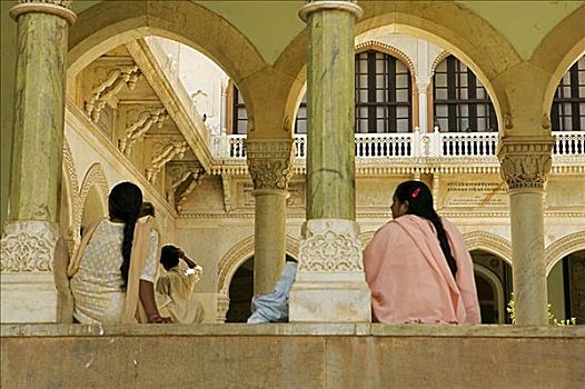 仰视,两个女人,坐,室内,博物馆,斋浦尔,拉贾斯坦邦,印度
