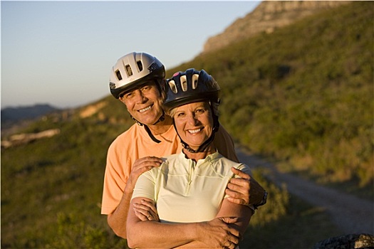 夫妻,自行车头盔,站立,山,小路,男人,搂抱,女人,微笑,头像