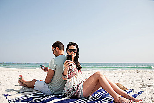 坐,夫妇,背对背,海滩,手机