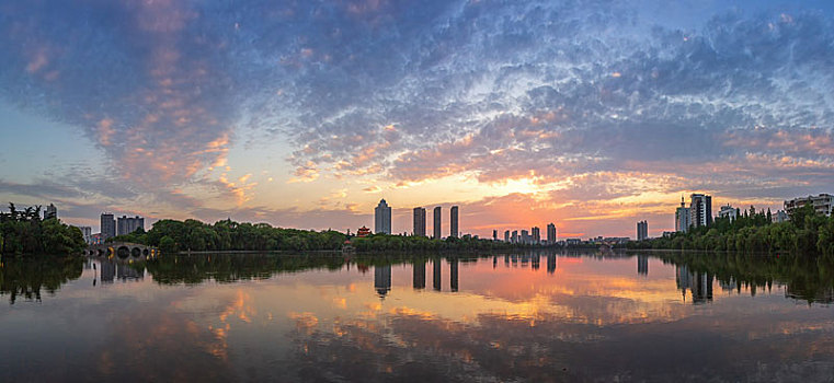 夕阳下的荆州江津湖很美丽