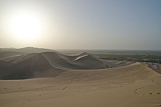 沙子,沙丘,戈壁,沙漠,月牙状,湖,月亮,山,靠近,敦煌,丝绸之路,甘肃,亚洲