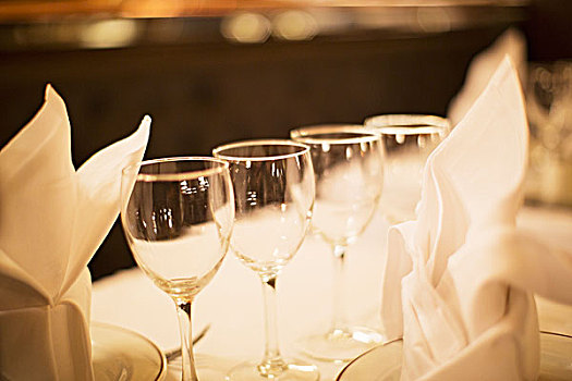 特写,葡萄酒杯,餐厅桌子