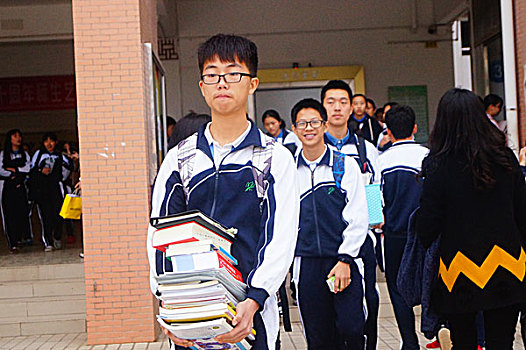 深圳高中学生在校园里