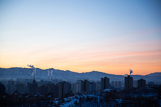 新疆乌鲁木齐雅山博格达峰城市日出风光